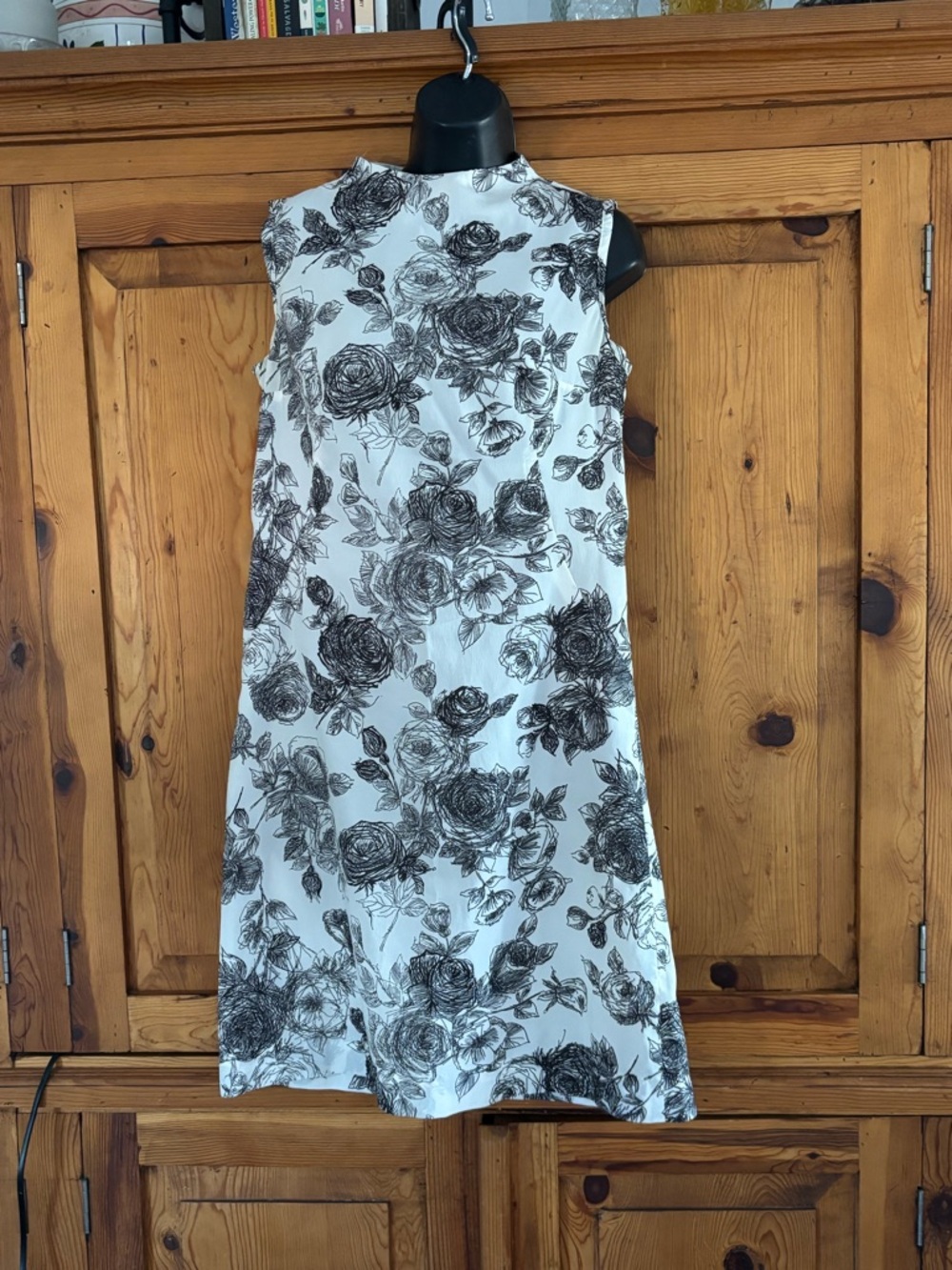 Unique Vintage 60s mod dress with etched black roses on white Sz M / L